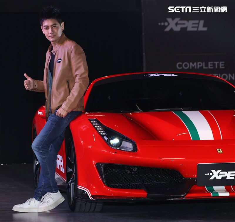 林志穎開跑車出場代言。（記者邱榮吉/攝影）