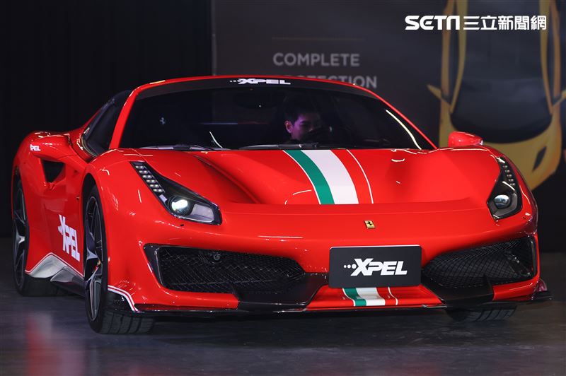 林志穎開跑車出場代言。（記者邱榮吉/攝影）