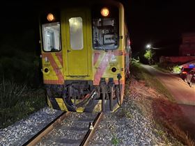 ▲台鐵1841車次撞擊1機車騎士，騎士倒臥邊坡明顯死亡。造成新竹竹中、上員路段暫停。（圖／翻攝畫面）