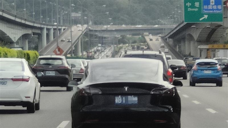 他嗆軍車特斯拉：都花在這　結局慘了