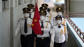 香港學生戴著口罩參加在中學舉行的升旗儀式，以紀念香港回歸中國 25 週年。（圖／美聯社／達志影像）