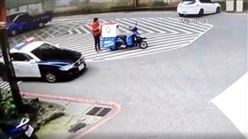 保大警毆屁孩前傳曝光！外送員險被撞，搖滾區直擊警匪追逐。（圖／翻攝自爆料公社）