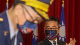 陳家欽卸任警政署長  徐國勇肯定表現警政署30日舉行卸、新任署長交接典禮，內政部長徐國勇（右）出席擔任監交人並致詞，他對卸任警政署長陳家欽（左）的努力與付出表示肯定，在台上帶領眾人向他鼓掌致意。中央社記者鄭清元攝  111年6月30日