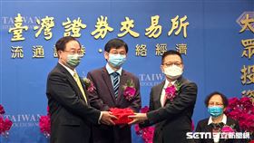 證交所今（1）日舉行董事長交接典禮，右起新任董事長林修銘、監交人許富皓、卸任董事長許璋瑤。（圖／記者戴玉翔攝影）