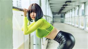 郭鬼鬼扮特務大洩超兇身材。（圖／角川出版提供）