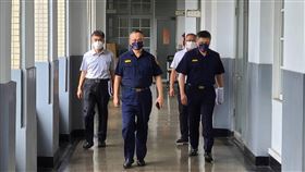 陳家欽退休前主持署務會報  鞠躬致謝道別警政署長陳家欽（左2）申請提前退休，他28日主持任內最後一次署務會報時，數度向所有同仁及警眷們鞠躬致謝，並向大家道別。（警政署提供）中央社記者黃麗芸傳真  111年6月28日