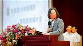 0701蔡英文出席財政部111年稅務節慶祝暨表揚大會