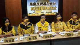 2022地方選舉  時力籲用選票淘汰黑金民代2022年地方公職人員選舉，將於11月26日投票。時代力量黨主席暨立委陳椒華（中）與該黨多位議員參選人1日共同召開記者會，呼籲選民用選票淘汰黑金民代，打造更乾淨、更透明的地方政治環境。中央社記者范正祥攝  111年7月1日