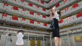 北京「完善」香港選制  雙普選短期難上議程（1）香港主權移交25週年，一國兩制走進下半場，但整體政治環境的劇變，早從兩年前港區國安法實施便開始。圖為25日為慶祝香港主權移交25週年，而懸掛中國五星旗和特區洋紫荊旗的坪石(村)。（中通社提供）中央社  111年7月1日