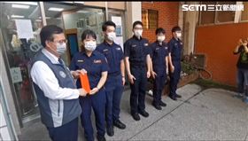 桃園市保安大隊員警6月29日下午執勤巡邏時發現白色轎車形跡可疑，事後攔查到案後以強制警力拘捕，桃園市長鄭文燦頒發慰問金。（圖／翻攝畫面）