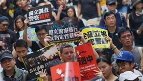 香港七一遊行開走（2）香港主權轉移22週年，七一遊行1日下午3時正式從維多利亞公園開走，民眾舉牌表達訴求。中央社記者裴禛香港攝　108年7月1日