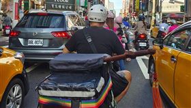 網友分享，外送員的外送箱插著一把木劍。（圖／翻攝自爆廢公社公開版 臉書）