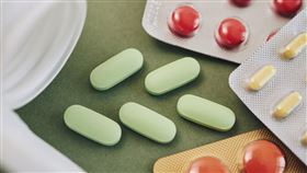 在服用藥物前，記得先諮詢專業藥師，把藥物的劑量調整好，避免藥物濃度過高而傷身。