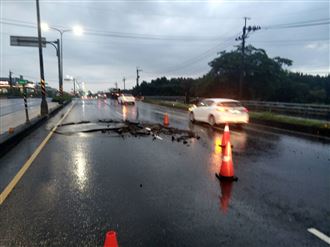 暴雨狂下！高雄岡山現3.5公尺坑洞