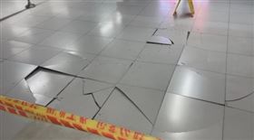 台北車站地磚大範圍爆裂
