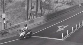 ▲臉書「通勤者之歌」為爭取重機可上高速公路路權未果，號召發起7月1日起至7月4日「黃牌重機上國道」活動。1輛重機被發現在國道3號、國道5號上行駛，遭到舉發。（圖／翻攝畫面）