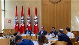 黃鈞耀演說逾10國歐洲議員出席 立陶宛副外長同台駐立陶宛代表黃鈞耀（後排右1）1日應美國智庫「國際共和研究所」邀請，在立陶宛國會與副外長艾德梅納斯（後排右2）同台，對來自超過10個歐洲國家的國會議員演說，談及台立關係、台立如何共同因應中國的經貿脅迫等。（駐立陶宛台灣代表處提供）中央社記者陳韻聿倫敦傳真  111年7月2日