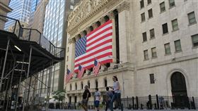 通膨高於預期 美股道瓊陷連5黑頹勢美股11日收黑，道瓊工業指數下跌326點，在最新通貨膨脹數據引發投資人焦慮下陷入連5黑頹勢。圖為華爾街與紐約證券交易所。中央社記者尹俊傑紐約攝  111年5月12日