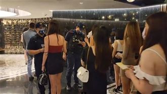 中山警臨檢　酒店妹秀長腿排站等盤查