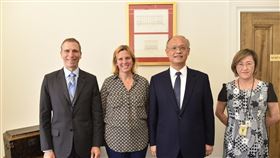 鄧振中拜會USTR  商談貿易倡議下階段進行行政院政務委員鄧振中（右2）美東時間6月30日拜會美國副貿易代表畢昂奇（左2），商談台美21世紀貿易倡議下階段的進行。左1為美國在台協會經貿商務總監洪士杰，右1為駐美代表處經濟組長胡啟娟。（駐美代表處提供）中央社記者江今葉華盛頓傳真  111年7月2日