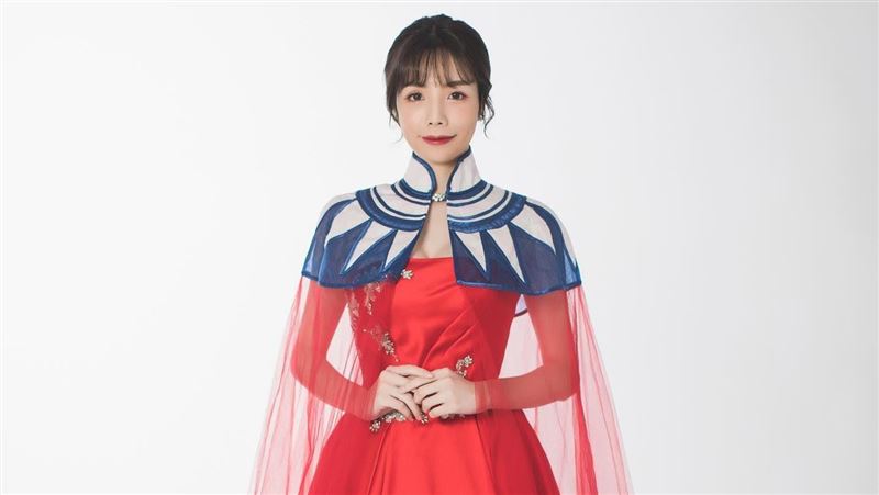 穿國旗禮服挨酸　網紅痛訴：自作多情