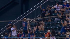 ▲父親轉播球賽兒子看台上接到全壘打。（圖／翻攝自MLB官網）