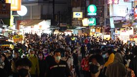 清明連假首日  墾丁大街湧人潮清明連假開跑，墾丁地區訂房率逾9成，墾丁大街2日晚間湧現大量遊客。當地警方因應人潮，採人車分流管制，車輛行駛大灣路，墾丁大街則變成徒步區。中央社記者李卉婷攝  111年4月2日