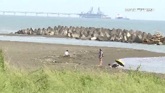 獨／茄萣海岸禁戲水　民眾竟搏命下水
