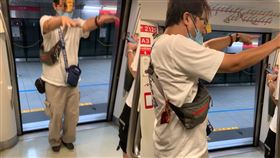 ▲高雄捷運出現殭屍！男貼符咒跳進車廂喊：咬下去　眾人嚇傻（圖／翻攝自爆廢公社公開版臉書）