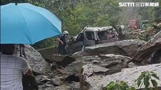 南庄苗21線山壁崩　1車遭巨石砸毀