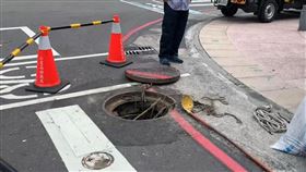 快訊／高雄「人孔蓋噴白煙」！居民憂氣爆　周遭停電2小時（圖／翻攝畫面）