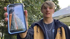 「挪威太陽號」（Norwegian Sun）6月25日駛向阿拉斯加哈伯德冰川（Hubbard Glacier）時，船身意外與一座小冰山（growler）擦撞。▲。（圖／美聯社／達志影像）