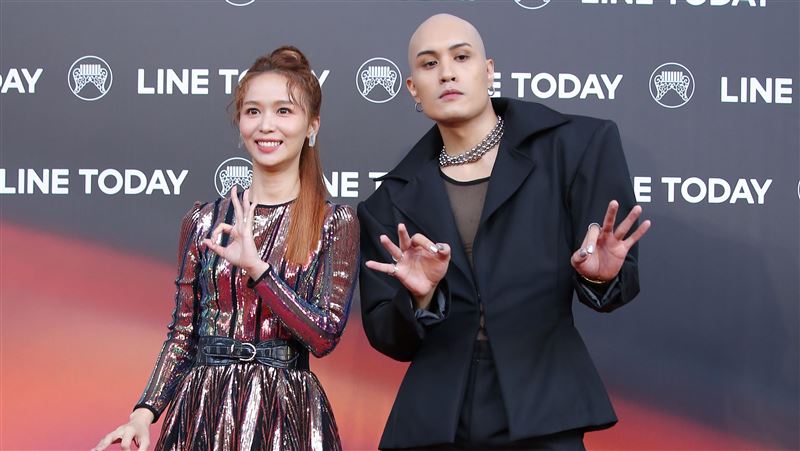 黃宣紅毯首搭陳明珠　角逐歌王洩心情