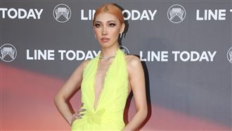 深Ｖ到腰骨東西乳掉出　準歌后辣登場