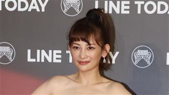 議員夫人拚歌后　平口禮服洩胸前春光