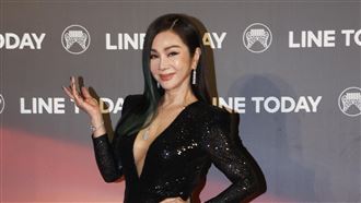 陳美鳳紅毯邊走邊脫　爆料藍心湄教的