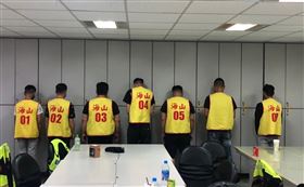 ▲新北市板橋黃姓主嫌等7人落網，供稱認錯了！打錯人了！半夜圍毆一名男子。（圖／翻攝畫面）