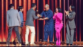 茄子蛋從具俊燁手上接過獎座。（圖／金曲獎提供）