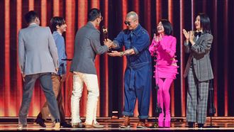 茄子蛋獲年度歌曲　從具俊曄手上抱獎