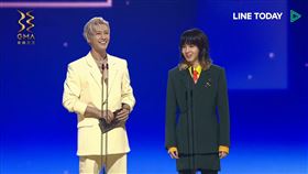 炎亞綸和持修頒發最佳演唱組合獎。（圖／翻攝自LINE TV）