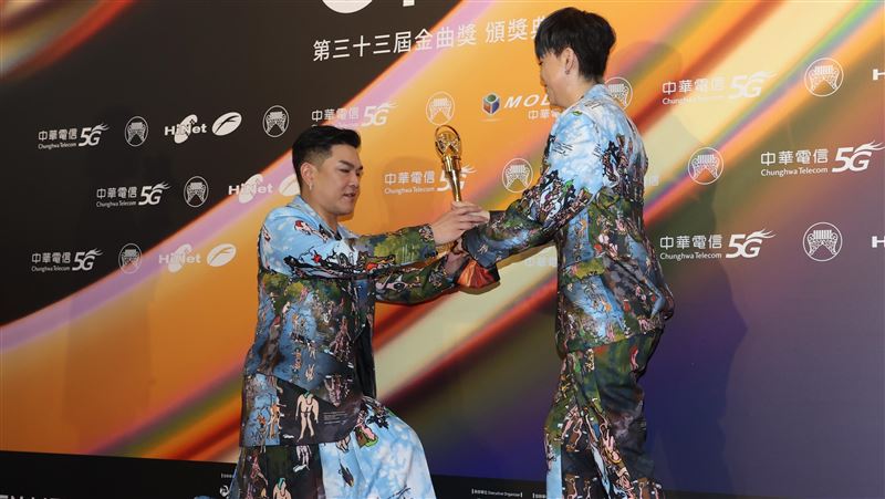 2度拿下歌后　男友台上單膝下跪了