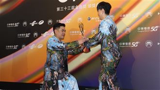 2度拿下歌后　男友台上單膝下跪了