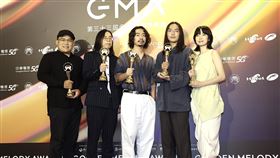 金曲33  百合花奪最佳台語專輯第33屆金曲獎2日晚間在高雄巨蛋盛大頒獎，樂團「 百合花」以專輯「不是路」一舉拿下本屆最佳台語專輯，團隊成員後台開心合影。中央社攝影記者趙世勳攝  111年7月2日