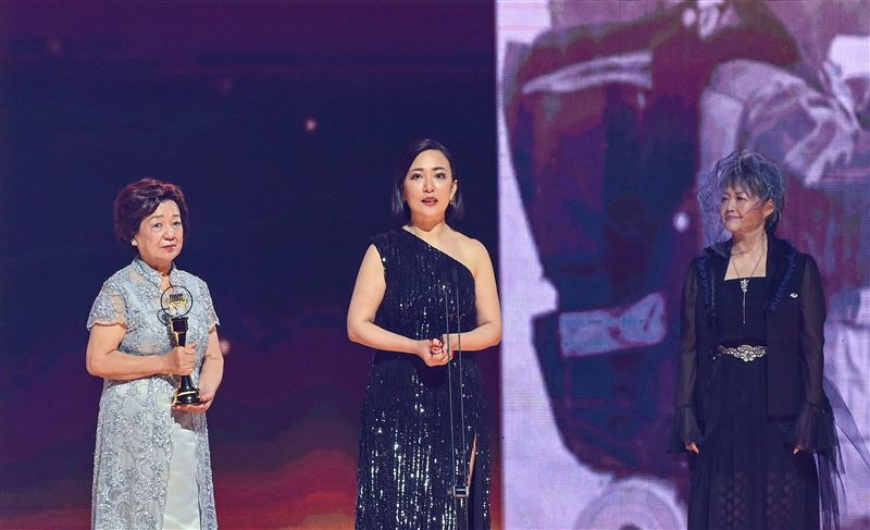 金曲特別貢獻獎　邱晨遺孀哽咽領獎