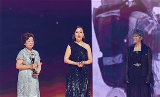 金曲特別貢獻獎　邱晨遺孀哽咽領獎