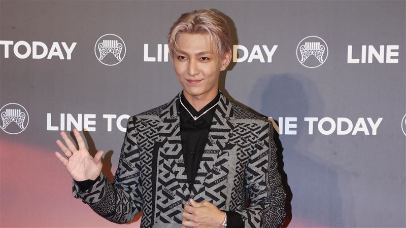 炎P拚紅毯最帥　地質色西裝帥翻現場