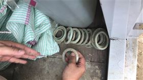 學者批鹿港古墓發現古物被隨意棄置　彰化鹿港鎮公所委託包商在鹿港第一公墓整地，有學者指控包商挖出不少古墓內文物，但文物卻遭隨意棄置，彰化縣文化局表示，已啟動清查及保存程序。圖為被放置角落的古物玉鐲。（翻攝照片）中央社記者吳哲豪傳真　108年1月16日