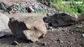 苗21線連兩天落石，道路中斷。（圖／翻攝畫面）