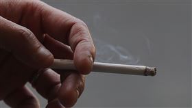 政院提修法  吸菸年齡提高至20歲（2）行政院會13日通過菸害防制法全文修正草案，將函請立法院審議。草案禁止吸菸的年齡提高至未滿20歲，另外禁止電子煙，同時也納管加熱菸等菸草產品；並將大專院校、幼兒園等納為禁菸場所。中央社記者張新偉攝  111年1月13日