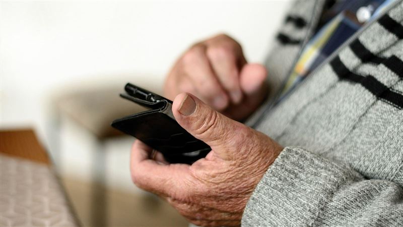 6旬翁連聊6正妹　百萬養老金騙光光